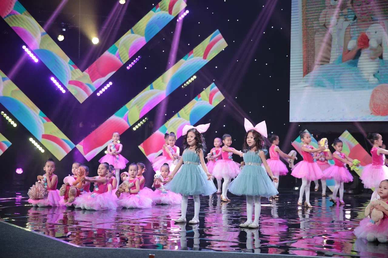 Қызғылт түсті сексуалды қызыл шашты қыз