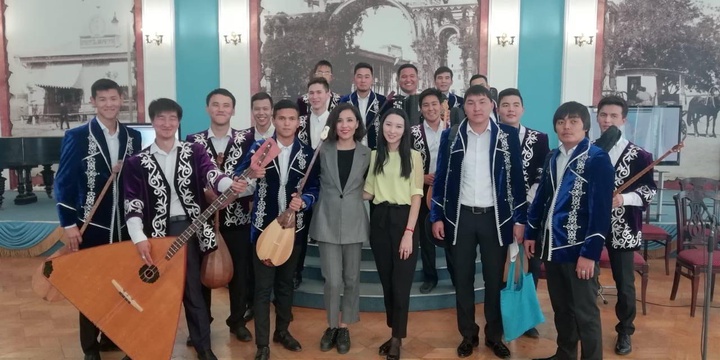 "balapan" телеарнасының ұжымы Астрахань қаласында  әйгілі күйші Құрманғазы Сағырбайұлына арналған  жиынға қатысты